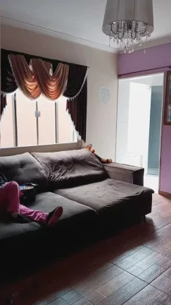 Imagem Sobrado amplo com 2 dormitórios e 2 vagas de garagem, com espaço lateral no Centro de Camboriú.
