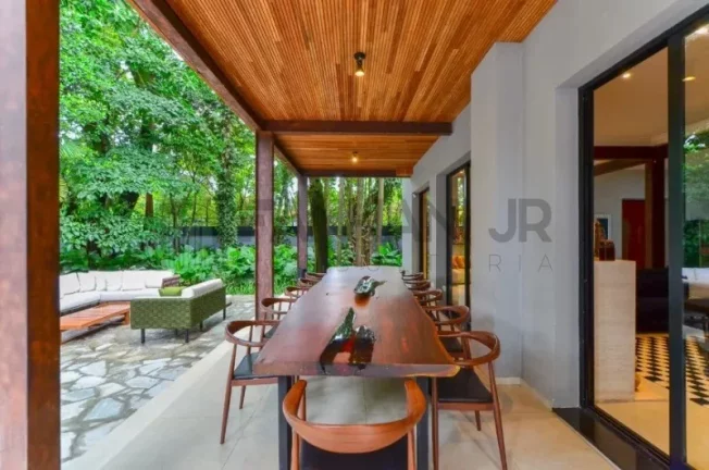 Imagem Luxuosa cas à venda no Jardim Europa: 4 quartos, 4 suítes, 5 salas, 6 banheiros, 8 vagas de garagem, 1.117,00m² de área. Venha conferir!