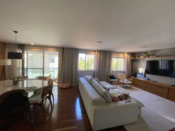 Apartamento com 3 suítes com marcenaria impecável, piso de madeira, ar condicionado e varanda gour...