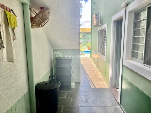 Imagem São 2 casas completas, uma térrea em cima e outra térrea, embaixo, com total privacidade
Tem uma ...