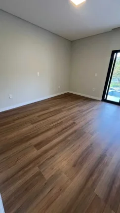Imagem Casa Alto Padrão com 3 dormitórios sendo 1 suíte master e 2 vagas no América em Joinville/SC