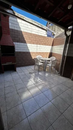 Imagem Casa à venda de 2 dormitórios no Maracanã em Praia Grande-SP, terreno de 4,20 X 20,22, sendo 2 dormitórios, sala, cozinha, banheiro, área de serviço, espaço gourmet com churrasqueira e 2 vagas de garagem. 300 metros da praia.