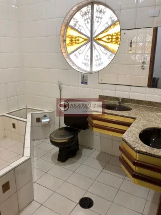 Imagem Aluno casa COMERCIAL no metrô Jabaquara. São 6 salas, Varanda, Copa, Lavandaria e 2 Banheiros, imóvel totalmente reformado com telhado novo, instalação elétrica nova, está impecável. Sua locação é ideal para clínicas médicas, escritórios de advocacia, cor