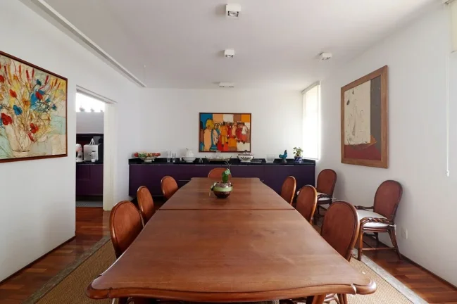 Imagem Apartamento 236 M², 1 por andar, hall fechado, 2Q, 2 Suítes, 3 banheiros, 2 vagas, ar split, lareira, próximo ao metrô, janela antirruído.