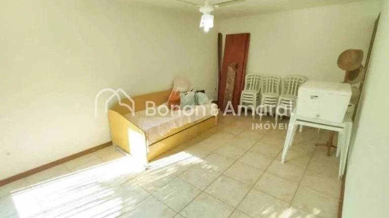 Imagem Casa com vista panorâmica para bosque, construída em rua tranquila sem saída. Na área social, en...
