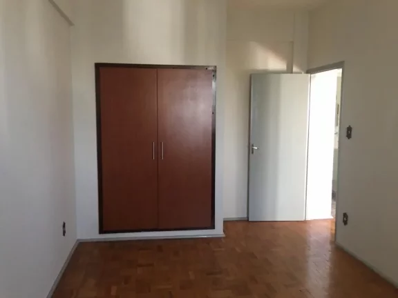 Imagem Vende-se apartamento no Centro com vista privilegiada para a praça 94m2