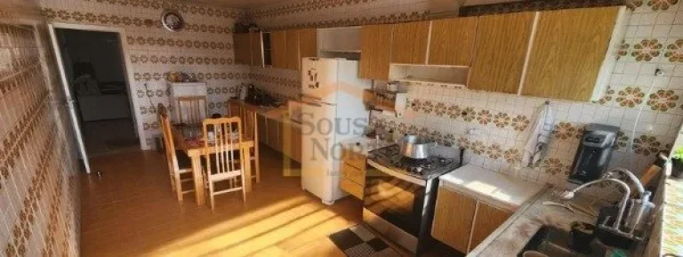 Imagem Sobrado com edícula e área total de 180m², oferecendo amplo espaço para lazer. Possui 3 dormitó...