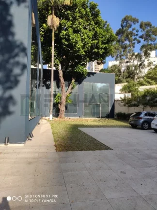 Imagem Descubra o seu novo endereço comercial dos sonhos no coração do Jardim Europa! Esta incrível casa comercial oferece uma ampla área externa perfeita pa