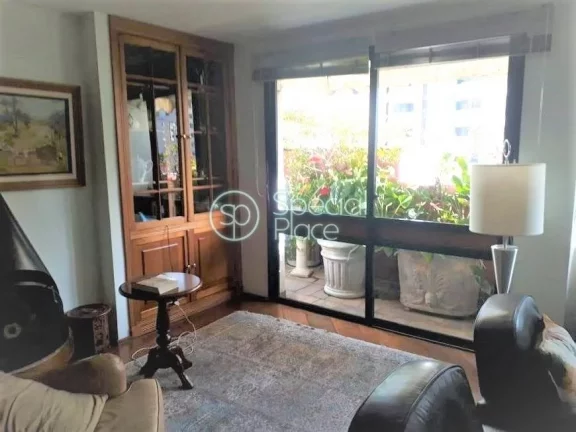 Imagem Apartamento Duplex Primeiro Piso - Amplo living com lareira e terraço, sala de jantar, sala de tv, ...