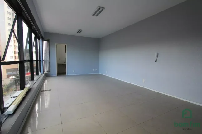 Imagem Sala comercial de frente, para venda, Menino Deus, Porto Alegre/RS.