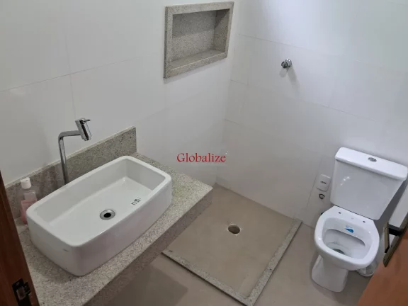 Imagem Casa sobreposta alta em Santos no bairro da Aparecida com varanda de frente na sala, 2 suítes e uma vaga de garagem a venda por R$ 830.000,00