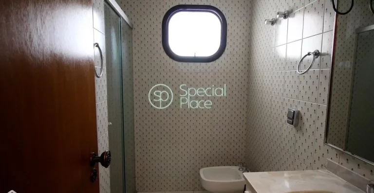 Imagem Amplo apartamento à venda com 4 quartos, sendo 2 suítes, e 4 banheiros no total. Este apartamento ...