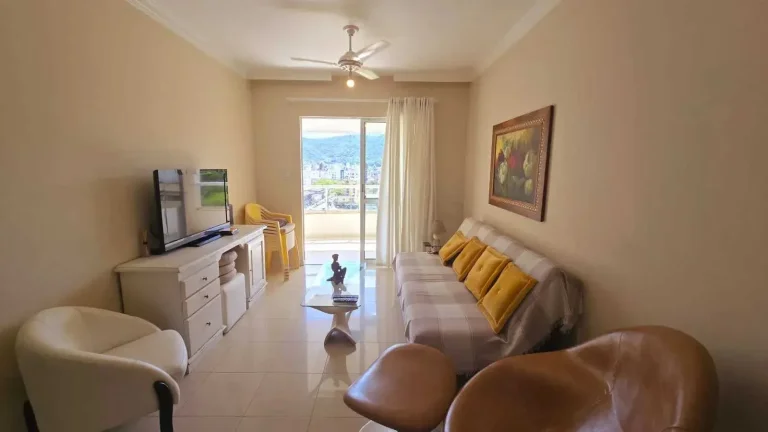 Imagem Apartamento quadra mar com 2 dormitórios sendo 1 suíte e 1 vaga em Balneário Camboriú/SC
