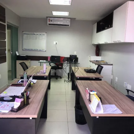 Imagem Sala comercial com móveis planejados e excelente localização na Torre - SA0037