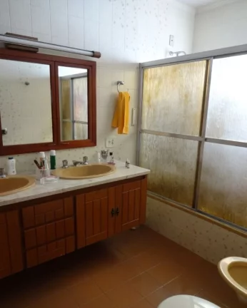 Imagem Apartamento bem distribuÃ­do com piso de madeira e armÃ¡rios, living para 03 ambientes, lavabo, ...