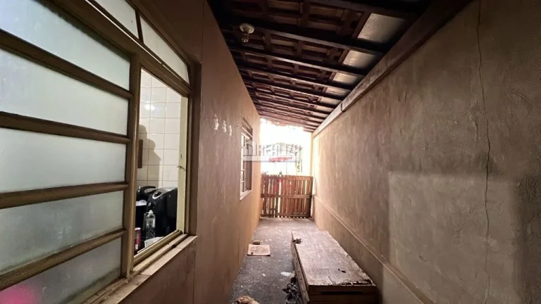Imagem Casa à venda no bairro Beija-Flor II, em Uberaba: 2 dormitórios, 4 garagens!