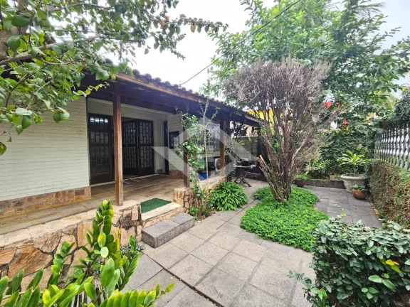 Imagem Casa à Venda na Taquara com 3 Quartos: Opção de Moradia e Negócios
