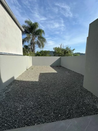Imagem Sobrado com 3 dormitórios sendo 1 suíte e 2 vagas de garagem no Bairro Espinheiros em Itajaí