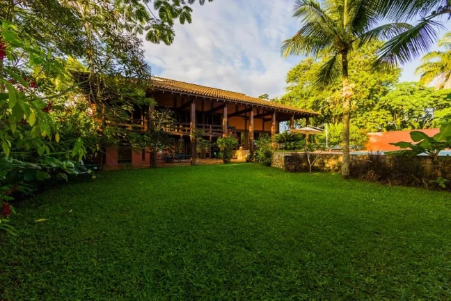 Imagem Pernambuco - Sala de estar com duplo ambiente, ampla varanda com sofás, 4 suítes e 8 vagas.