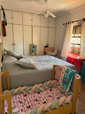 Imagem Apartamento 1 dormitório, sala 2 ambientes, pisos em madeira, cozinha com armários, área de servi...