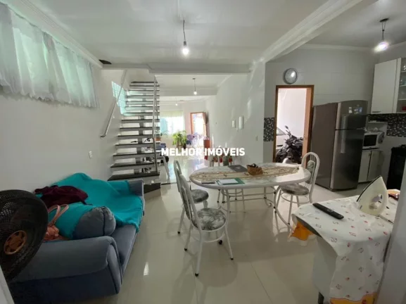 Imagem Casa Sobrado Semi-Mobiliada à Venda com 03 Suítes sendo 01 com Sacada Localizado no Centro de Balneário Camboriú - SC