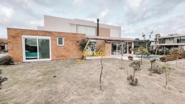Imagem Casa térrea com 3 suítes e beira de lago com piscina