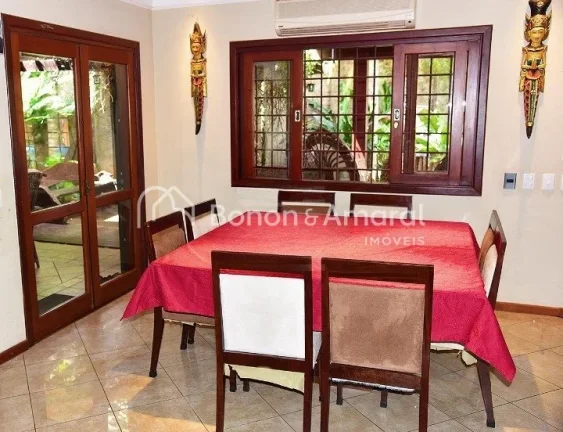 Imagem Sofisticação e privacidade em cada detalhe

Esta esplêndida residência oferece ambientes elegant...