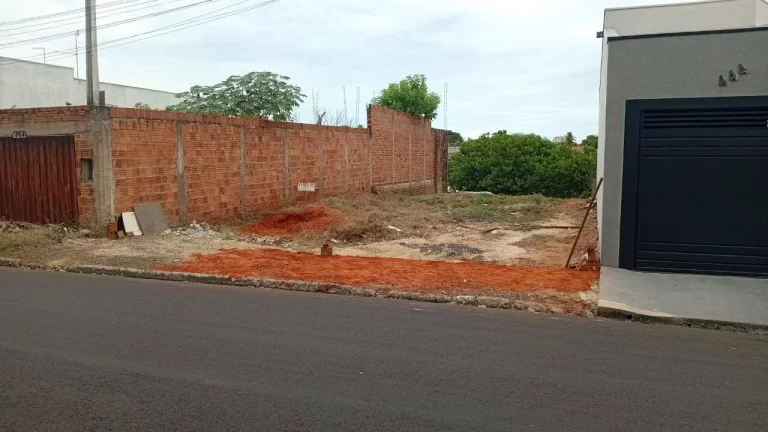 Imagem VENDE-SE ÓTIMO TERRENO PLAINO, MURADO DE 02 LADOS