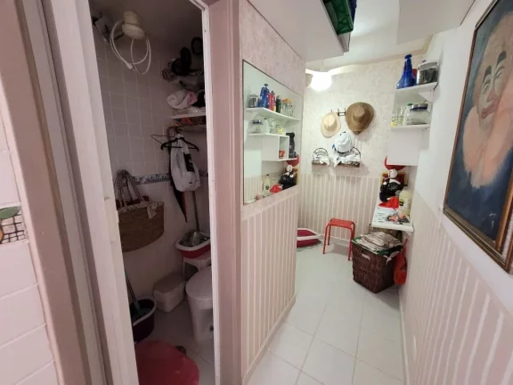 Imagem PITANGUEIRAS - LOCALIZAÇÃO PRIVILEGIADA, NA QUADRA DO MAR, AMPLO APARTAMENTO COM 80 M² ÚTEIS, CLARO E SUPER AREJADO, 1 VAGA DE GARAGEM NO PRÉDIO.