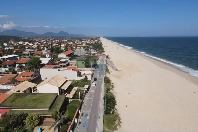 Imagem Terreno plano e murado de frente para o mar na barra de Maricá.