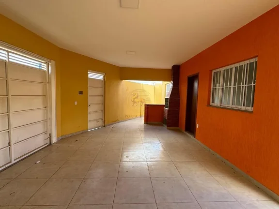 Imagem Casa de Esquina 85 m²/235 m² – 3 Dorms, 1 Suíte, Quintal Amplo e Espaço para Comércio!