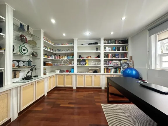 Imagem Esta encantadora casa de estilo sobrado oferece um ambiente espaçoso e confortável, com uma excele...