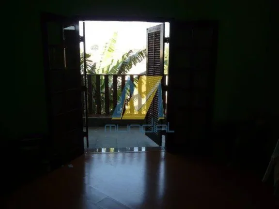 Imagem Descubra o charme atemporal deste sobrado com arquitetura clássica, perfeito para quem valoriza esp...