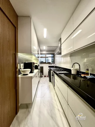 Imagem Apartamento reformado, 75m², 2 quartos, 2 vagas, na segunda quadra do mar da Praia de Itapoã