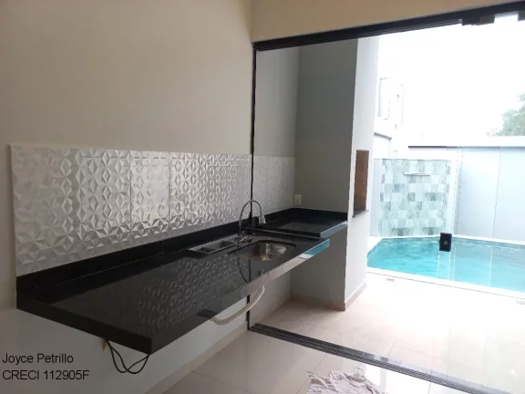 Imagem Casa com Piscina e Cascata a Venda em Peruíbe.