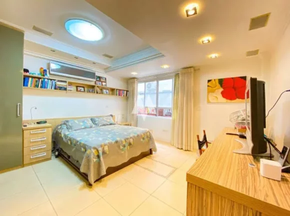 Imagem Casa com 3 quartos e 3 banheiros à Venda, 165 m² - Embaré/Santos