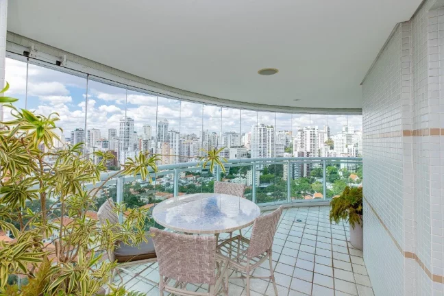 Imagem Luxuosa Cobertura Duplex à Venda em São Paulo - Pacaembu: 3 Quartos, 3 Suítes, 3 Salas, 6 Banheiros, 6 Vagas de Garagem, 1.175m² de Área - Um Espetáculo de Residência!