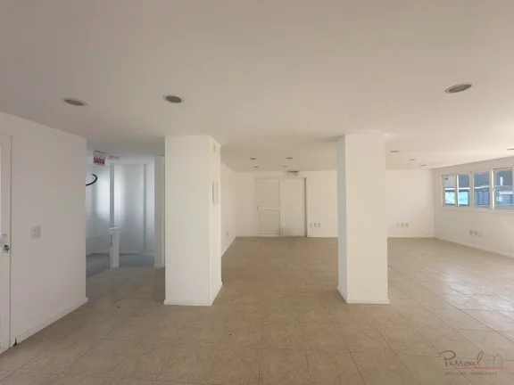 Imagem Ampla sala comercial com vista e terraço em um prédio tradicional do centro de Florianópolis. A s...