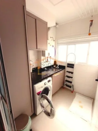 Imagem Apartamento com 93m², 3 dormitórios, sendo 1 suíte, 2 banheiros. Possui cozinha com armários emb...