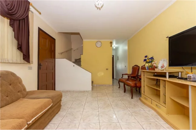 Imagem Encantadora Casa de 175m² com 4 Dormitórios e 2 Vagas na Garagem em Taipas, São Paulo