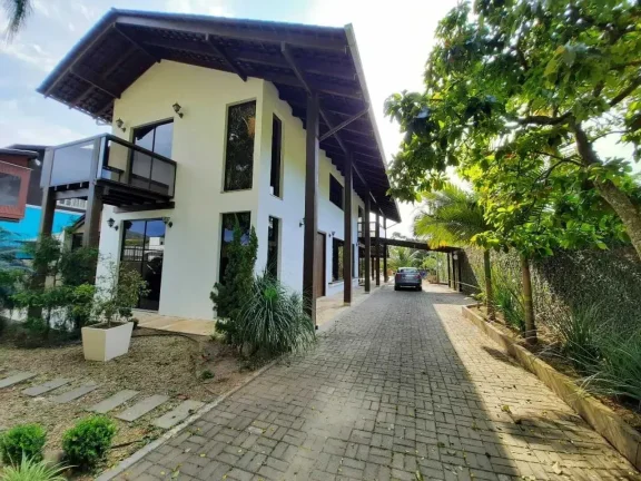 Imagem Casa de alto padrão mobiliada com 3 dormitórios sendo 1 suíte e 5 vagas de garagem em Penha