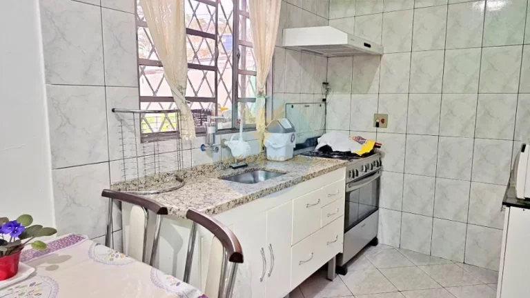 Imagem Casa com Kitnetes Independentes com Renda em Cotia