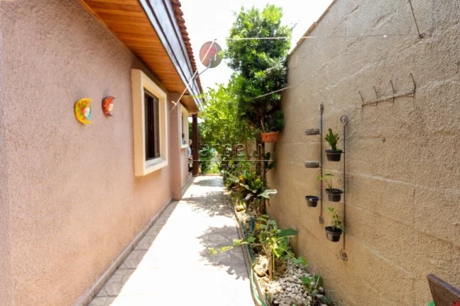 Imagem Casa com 460 metros quadrados de área total e 250 metros quadrados de área construída. Com 4 dorm...