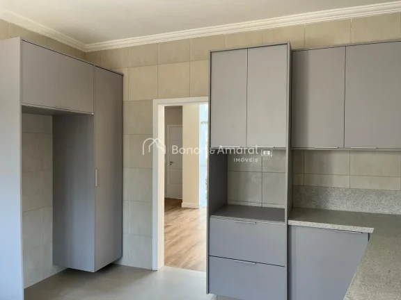Imagem Apresentamos esta magnífica casa assobradada localizada no exclusivo Condomínio Porto Seguro Villa...