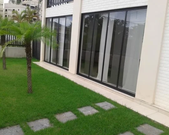 Imagem Casa tipo sobrado de 3 quartos na Enseada ao lado da praça da Brunella, Guarujá-SP: 350m², 2 salas, 2 vagas. Venda ou locação!