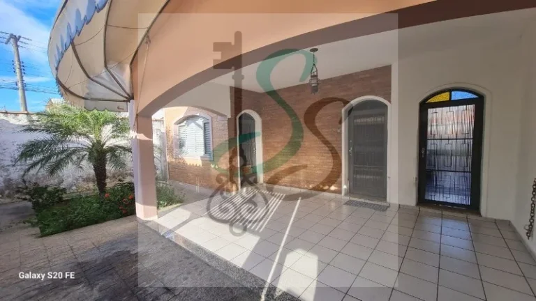 Imagem Venda de casa na Vila Nunes, Lorena. 3 dormitórios sendo 1 suíte, sala, cozinha com armários, área de serviço, 3 banheiros, 2 vagas de garagem cober