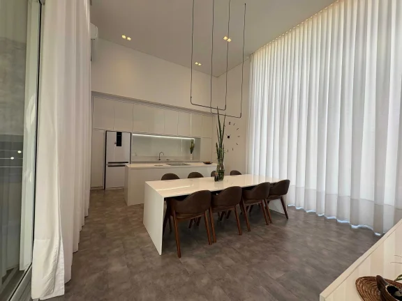 Imagem Casa mobiliada no Condomínio Caledônia com 3 suítes e 6 vagas de garagem em Camboriú/Sc