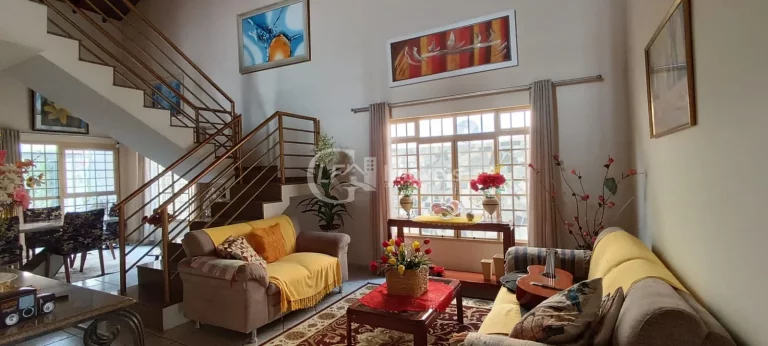 Imagem Oportunidade Única! Terreno Amplo com Casa Completa e Sofisticada