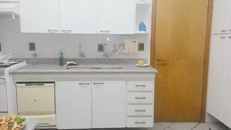 Imagem Praia de Pitangueiras, Alto Padrão, 2 Quadras da Praia, 2 Garagens, Local Nobre,130 Metros de Área Útil, Fino Acabamento!!!