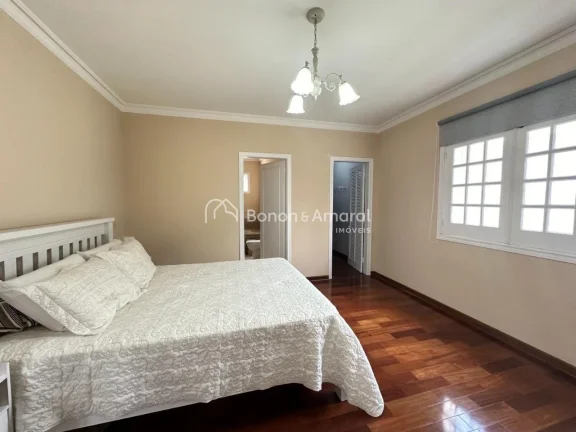 Imagem Esta encantadora casa de estilo sobrado oferece um ambiente espaçoso e confortável, com uma excele...